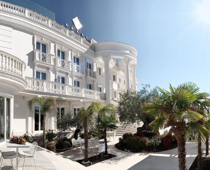 Hotel Villa Pascucci Durres Bagian luar foto