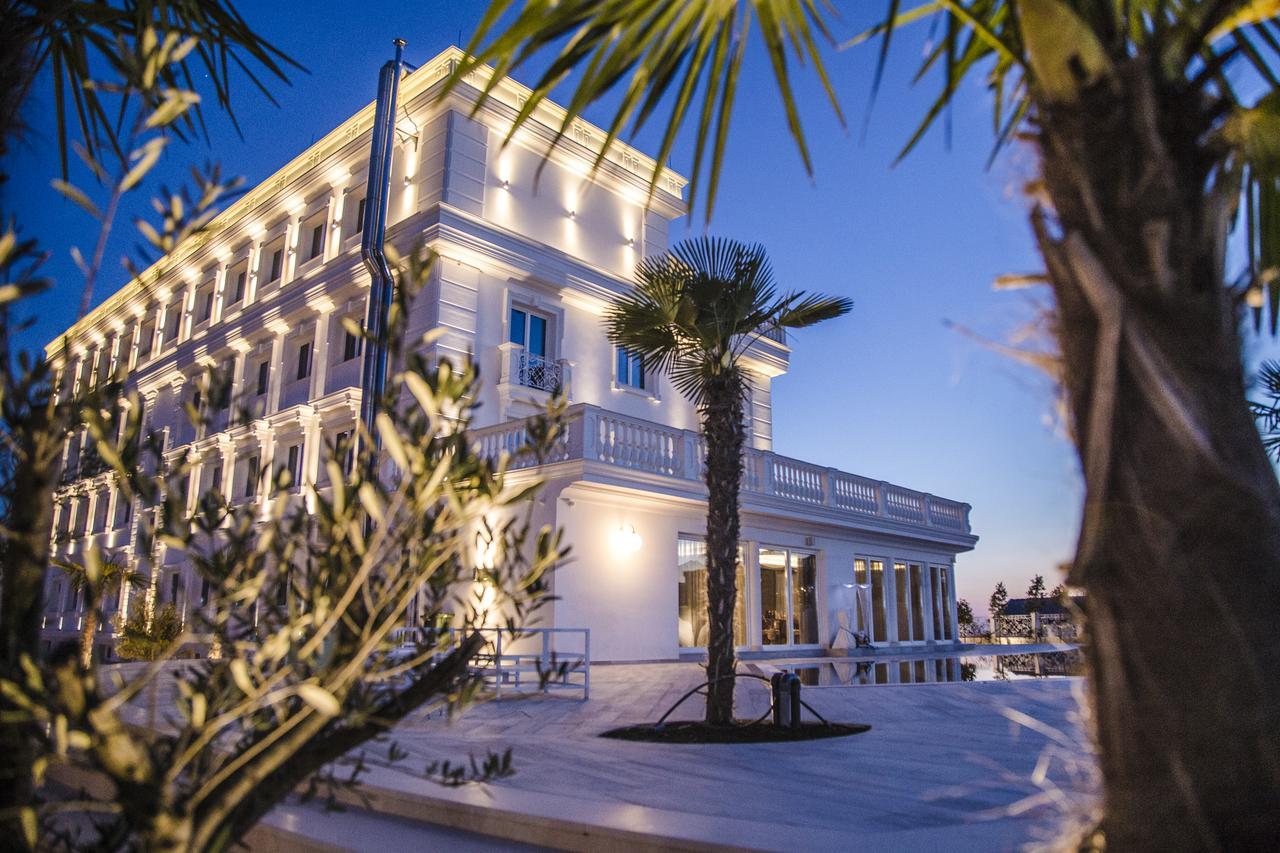 Hotel Villa Pascucci Durres Bagian luar foto